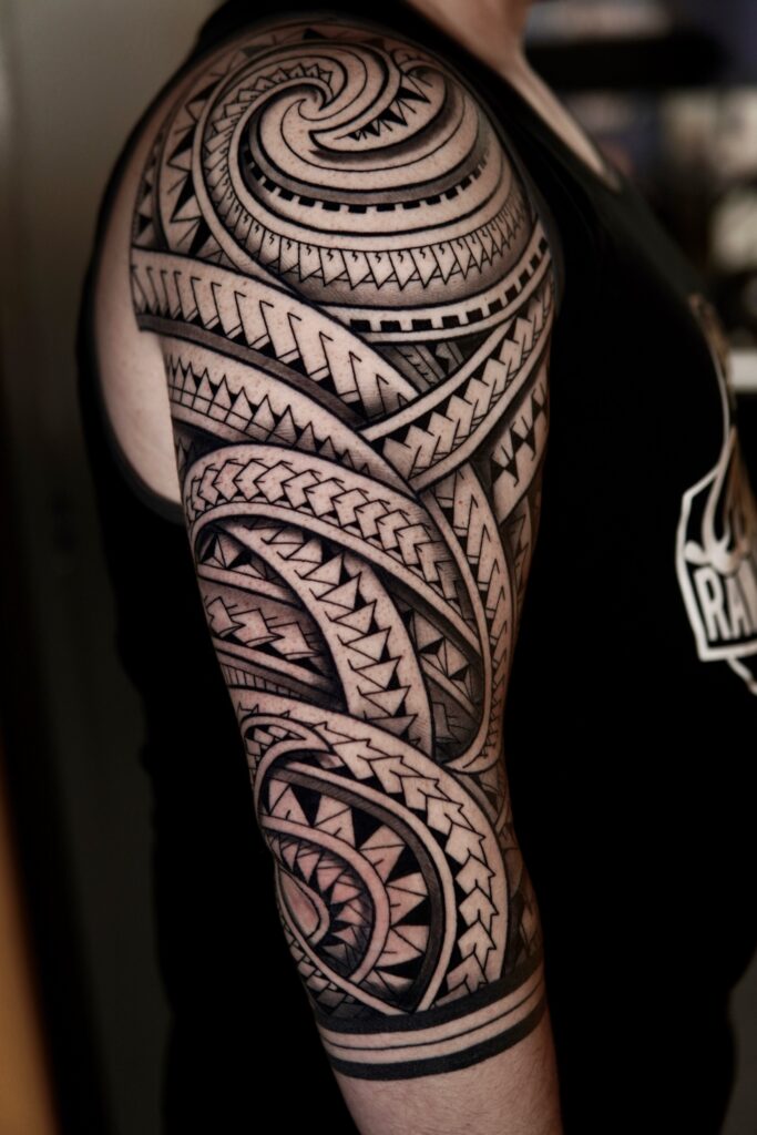 Maori tattoo gezet door Amilcar op schouder/bovenarm
